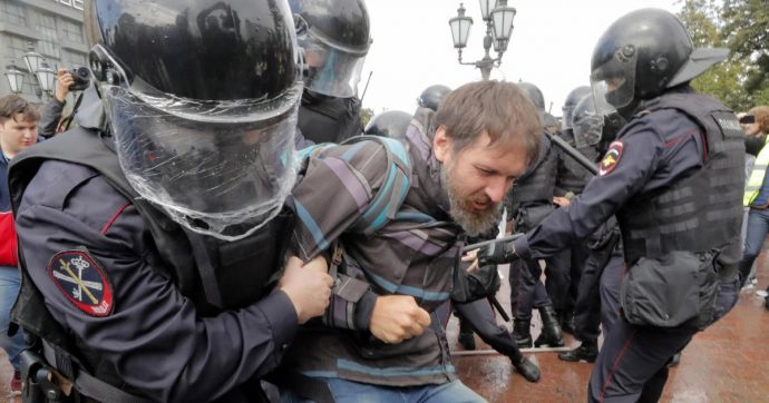 Tutti in piazza per rovinare i 20 anni di regno di Putin