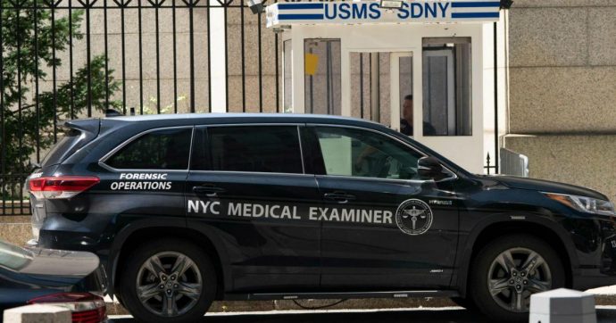 Suicidio Epstein, tre inchieste. Il sindaco di New York: “Quanti coinvolti con lui?'”