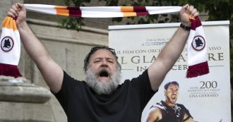 Copertina di Russell Crowe commenta il divieto di sedersi sui gradini di Trinità dei Monti a Roma: “Molestare i turisti non fa bene agli affari”