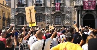 Copertina di Salvini a Catania, gruppo di contestatori in piazza Duomo: “Siamo tutti terroni”. Ministro: “Mix di centri sociali, estrema sinistra e M5s”