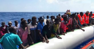 Copertina di Migranti, decimo giorno a bordo della Open Arms: situazione medica critica. E intanto la Ocean Viking continua a salvare: sono in 250