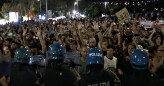 Copertina di Salvini a Soverato, polizia allontana gruppo di contestatori del vicepremier. Danneggiato impianto audio: comizio interrotto