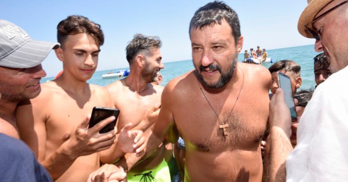 Per ora l’unica “crisi” è sua: cariche in piazza e insulti su tutti i social