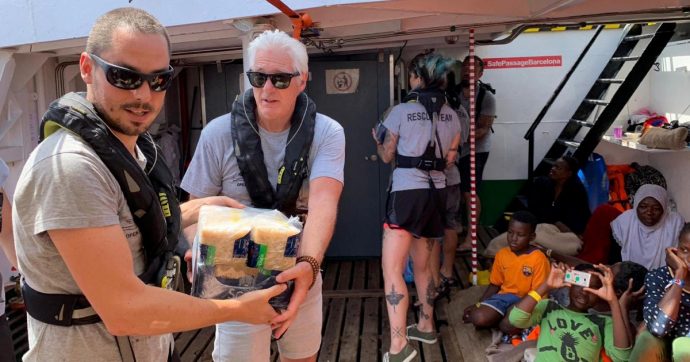 Open Arms, lite Viminale-Richard Gere. Oltre 300 in mare aspettano Roma e Ue