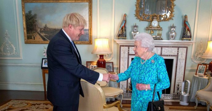 Brexit, la Regina Elisabetta rompe il protocollo e esprime “delusione per l’attuale classe politica incapace di governare”