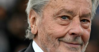 Copertina di “Molestie morali e violenza su una persona vulnerabile”: i figli di Alain Delon denunciano la compagna e badante del divo del cinema