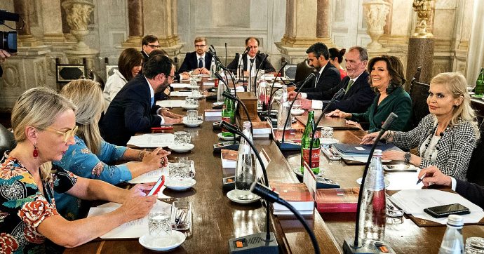 Crisi di governo, non c’è accordo: voterà il Senato il calendario. Salvini: “Pronti al ritiro dei ministri. Confido in Mattarella”