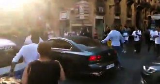 Copertina di Catania, Salvini esce dal municipio in auto e viene inseguito dai contestatori: “Buffone”