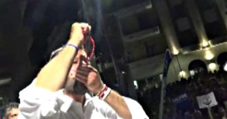 Copertina di Siracusa, Salvini conclude il comizio agitando e baciando il rosario. Piazza divisa tra sostenitori e contestatori