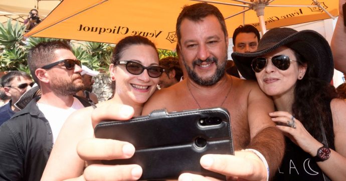 La selfizzazione del politico Matteo spiaggiato con i fan