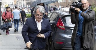 Copertina di Forza Italia a pezzetti: voto subito sì, no, forse