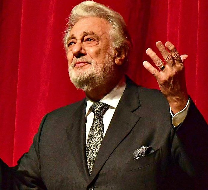 Placido Domingo, dopo le accuse di molestie principali teatri del mondo cancellano i concerti del tenore