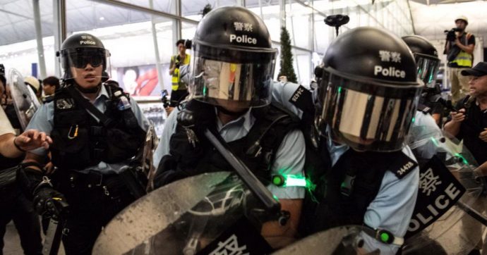 Hong Kong, cariche e scontri nell’aeroporto. Pechino alle Nazioni Unite: “Stop interferenze”. Trump: “La Cina invia l’esercito al confine”
