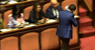 Copertina di Crisi di governo, dopo l’intervento in Senato Salvini lascia l’Aula e non partecipa al voto: il ministro va a parlare con i cronisti