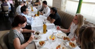 Copertina di Viaggia, fotografa, posta: vita (grama) da recensore forzato