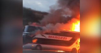 Copertina di Roma, bus prende fuoco sull’A1 tra Anagni e Colleferro: le immagini riprese dalla corsia opposta