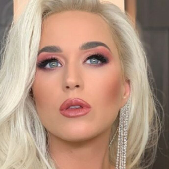 “Ehi tu, sei quello che manda centinaia di messaggi privati al mio Orlando Bloom. Stai alla larga, ca**o. Sono sua, lui è mio”: Katy Perry furiosa con un fan