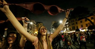 Copertina di A Massa, secondo il nuovo regolamento, basta essere poco vestite per essere prostitute