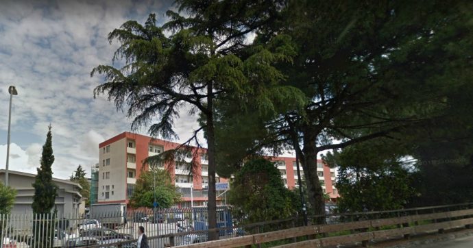 Salerno, salma all’obitorio dell’ospedale di Scafati ricoperta di formiche: aperta inchiesta