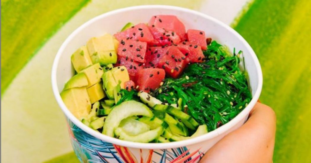 Poke mania, le bowl hawaiane sono il cibo del momento più richiesto nelle consegne a domicilio: ecco di cosa si tratta