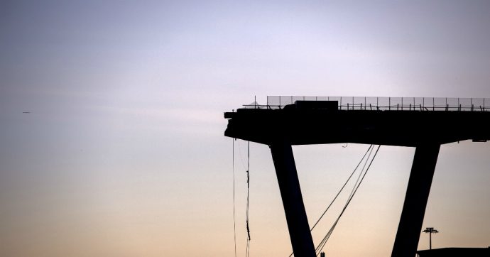 Ponte Morandi, i parenti delle 43 vittime sull’accordo con Autostrade: “Un buon inizio l’estromissione dell’azionista di maggioranza”