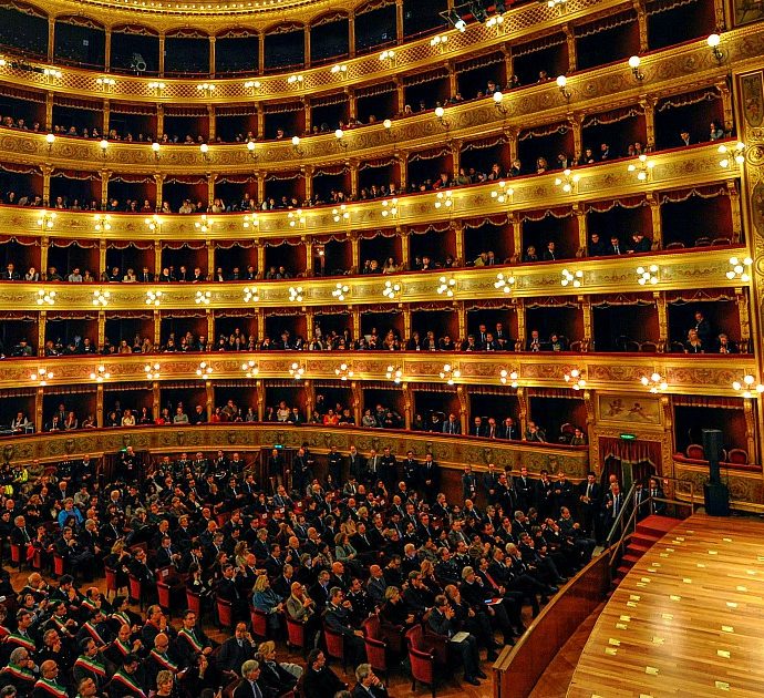 Prima della Scala, dall’abbigliamento agli applausi: ecco le 5 cose da non fare assolutamente a teatro