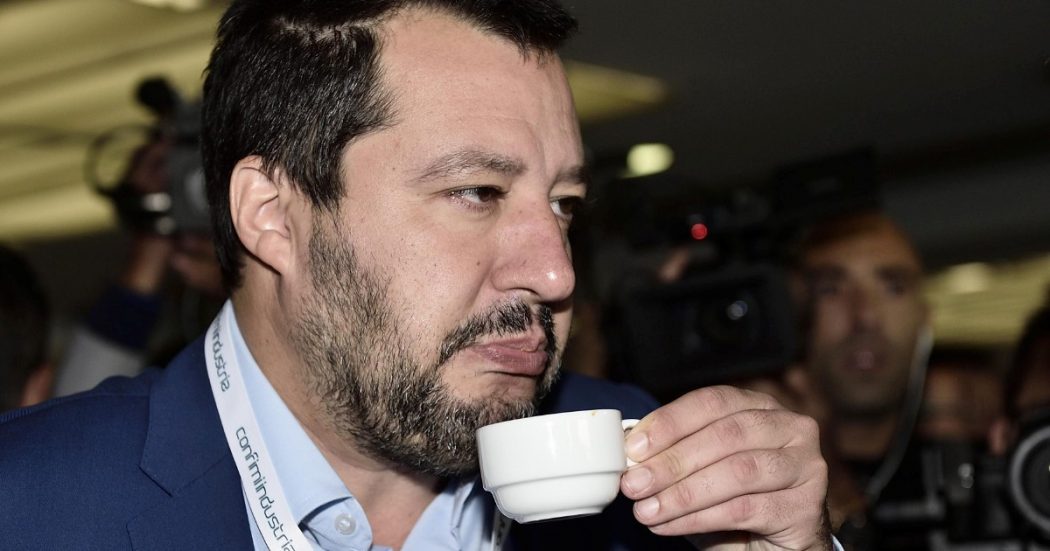 Il “caffè” di Salvini nel bar dello strano mutuo di Siri Il “caffè” di Salvini nel bar dello strano mutuo di Siri
