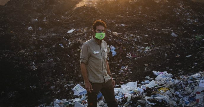 Ambiente, l’esploratore Alex Bellini salpa per la “grande isola di plastica” nel Pacifico: “Consumare di meno per salvare il pianeta”