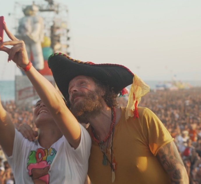 Jova beach party, a Policoro c’è anche la campionessa Benedetta Pilato: lui la invita sul palco e poi fanno un selfie di gruppo