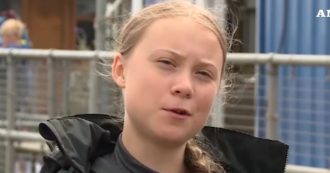 Copertina di Greta Thunberg, la partenza in barca a vela per raggiungere il summit Onu a New York: “Non va spostato il focus, è importante l’ambiente”