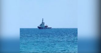 Copertina di Open Arms, la nave dell’Ong vicina a Lampedusa: le immagini riprese dalla spiaggia