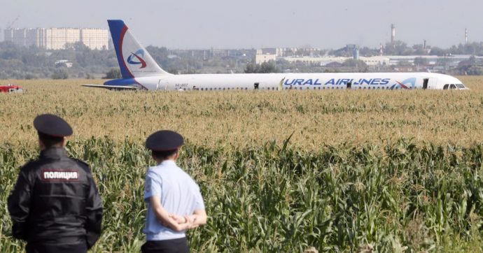 Russia, stormo di uccelli finisce nei motori: atterraggio di emergenza all’aeroporto di Mosca. “23 passeggeri sono rimasti feriti”