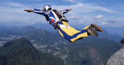 Copertina di Base jumper muore in Val di Fassa: non si apre la vela e si schianta sulla statale