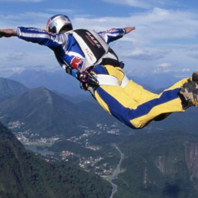 Base jumper 23enne si schianta contro la falesia e muore: nella zona c’era il divieto di volo con parapendio