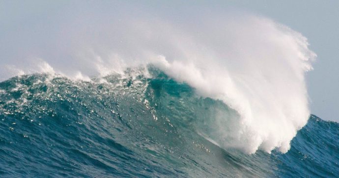 Copertina di Un tuffo dove l’acqua è più blu: il mare “brontolone” di Michelet