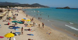 Copertina di Sardegna, coppia di turisti francesi ruba 40 chili di sabbia di Chia: fermata all’imbarco