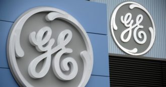 Copertina di General Electric, un report svela “conti truccati per nascondere 38 miliardi di perdite”. E il titolo a Ferragosto crolla in borsa