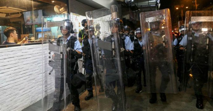 Hong Kong, via all’11° weekend di proteste. Pechino: “Non escluso uso della forza, ma non sarà come Tienanmen”. Monta il caso Disney