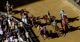 Copertina di Palio di Siena, vince il cavallo “scosso” della contrada Selva: battuto al fotofinish il Bruco