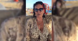 Copertina di Daniela Santanché fa il punto sulla crisi di governo in diretta dalla spiaggia, ma ciò che accade alle sue spalle conquista l’attenzione