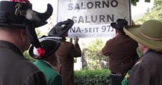 Copertina di Alto Adige, la protesta degli Schuetzen per la toponomastica: coprono 600 cartelli tedeschi