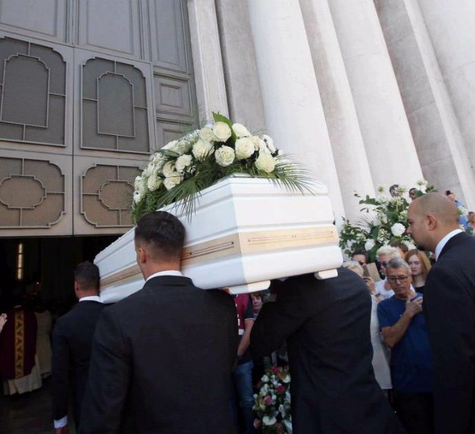 Nadia Toffa morta, i funerali con il parroco della “Terra dei Fuochi”: “Ha avuto il coraggio di dire questa è una parrucca” – FOTO
