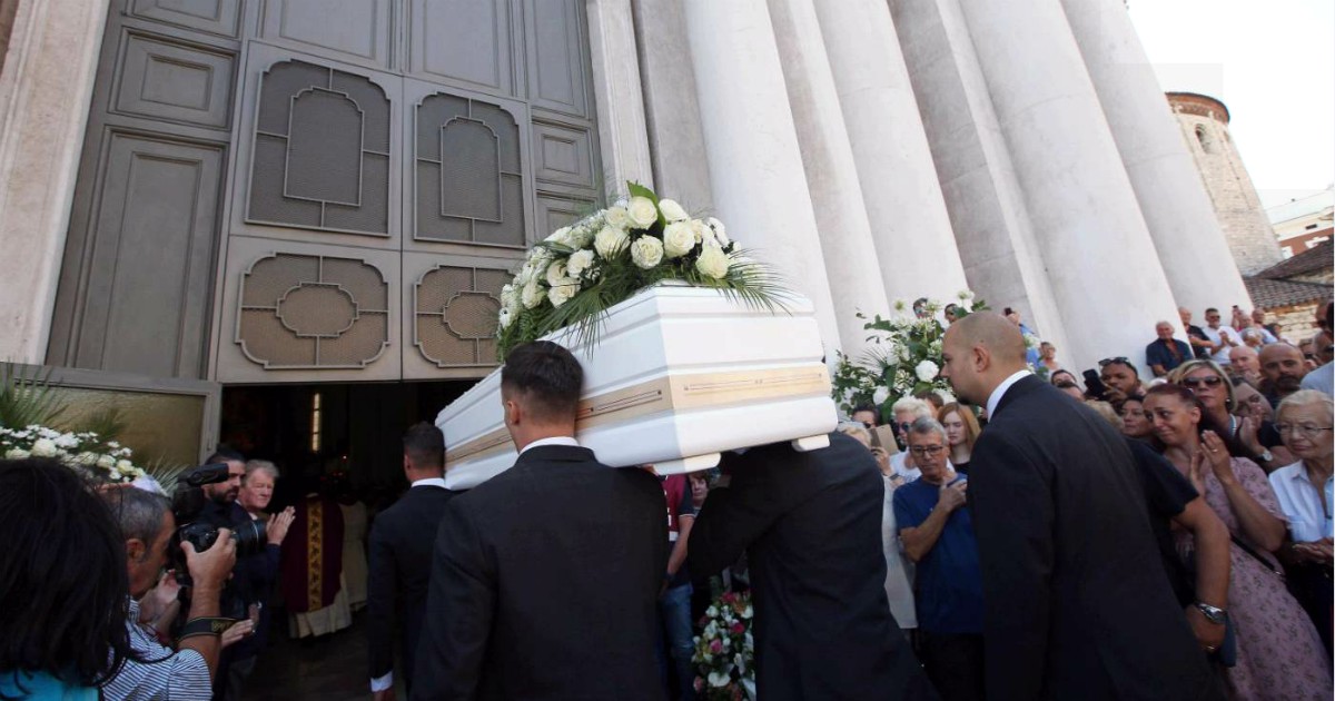 Nadia Toffa morta, centinaia di persone ai funerali a Brescia. Il ricordo della nipote: “Avrei voluto godere di più del tuo amore” – FOTO