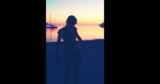 Copertina di Nadia Toffa morta, l’ombra della conduttrice che balla felice al tramonto: il video inedito per l’ultimo addio de Le Iene
