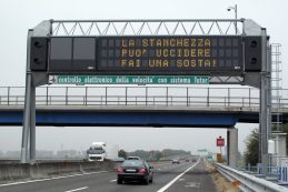Copertina di Autostrade, Aspi riattiva i Tutor dopo il via libera della Cassazione: “Sistema operativo per il rientro dalle vacanze estive”