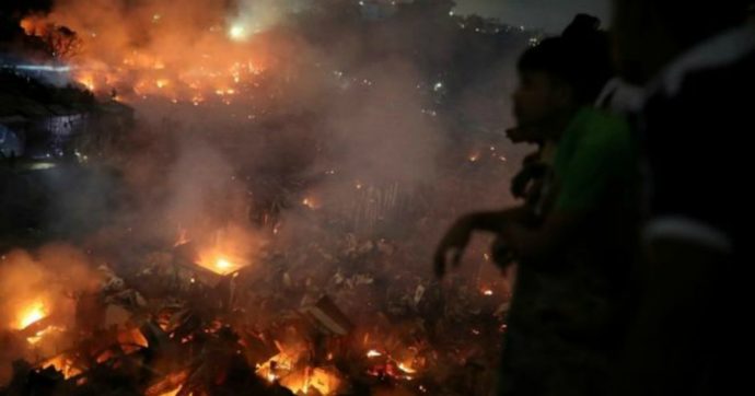Bangladesh, incendio distrugge baraccopoli nel distretto di Dhaka: rimasti senza casa almeno 50mila persone
