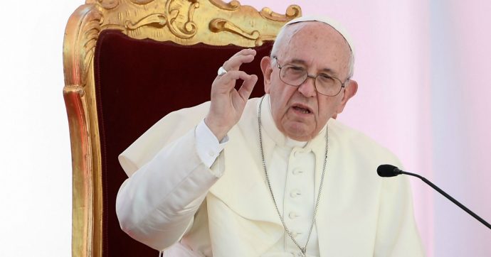 Migranti, papa Francesco scrive al Meeting di Cl: “Chi fugge da guerra e povertà è una persona, non un numero”