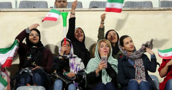 In Iran hanno arrestato le donne che si erano travestite da uomini per entrare allo stadio
