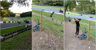 Copertina di La carambola in pista è impressionante: il motociclista vola e l’avversario lo schiva