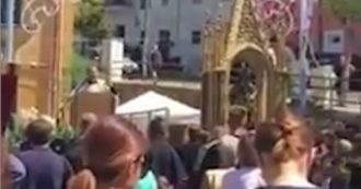 Sora, l’omelia anti-migranti durante la festa del patrono. Il parroco: “Hanno telefonini e catene d’oro. Aiutiamo i nostri”